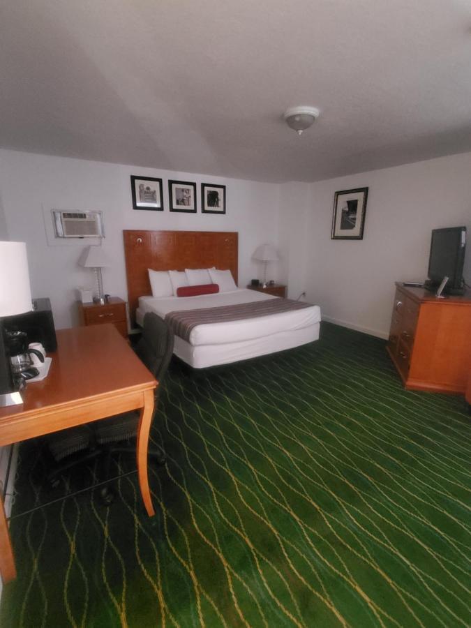 Bayview Lakefront Inn Saint Ignace Esterno foto