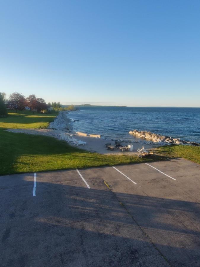 Bayview Lakefront Inn Saint Ignace Esterno foto