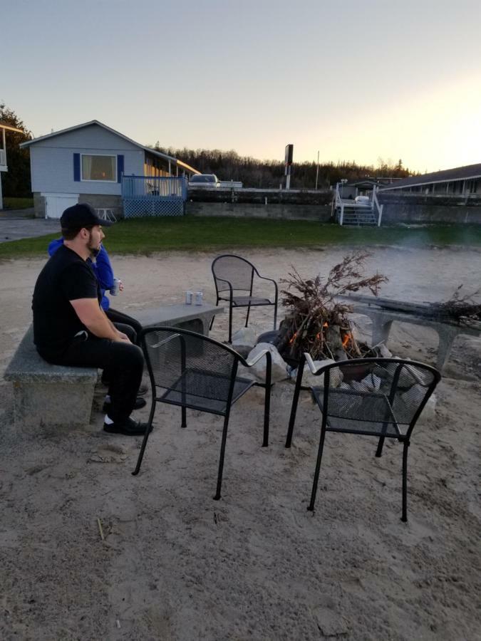Bayview Lakefront Inn Saint Ignace Esterno foto